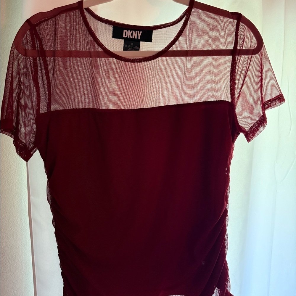 DKNY Red Sheer Fitted/Ruched Short Sleeve Top - Picture 2 of 6